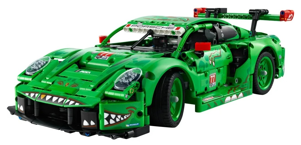 Zielony samochód wyścigowy Lego Porsche z zębami smoka i napisem "Porsche".