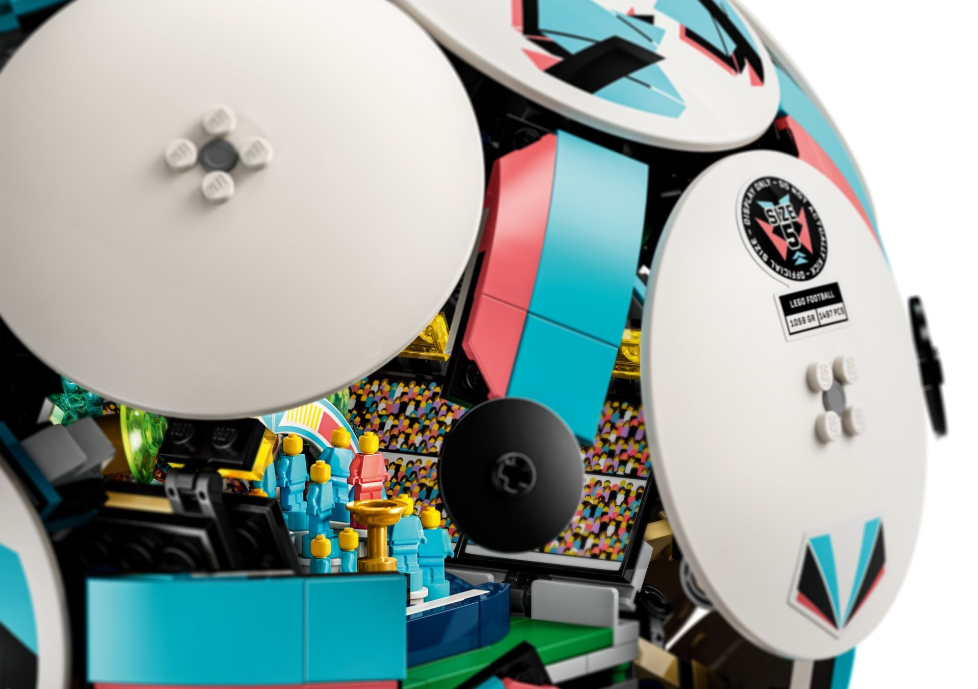 Piłka Lego z figurkami, trybunami i detalami.