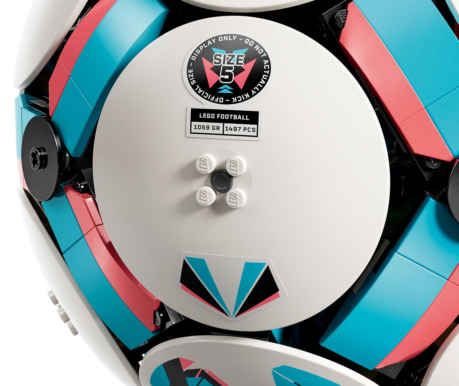 Piłka Lego z niebieskimi, czerwonymi i białymi elementami i naklejkami.