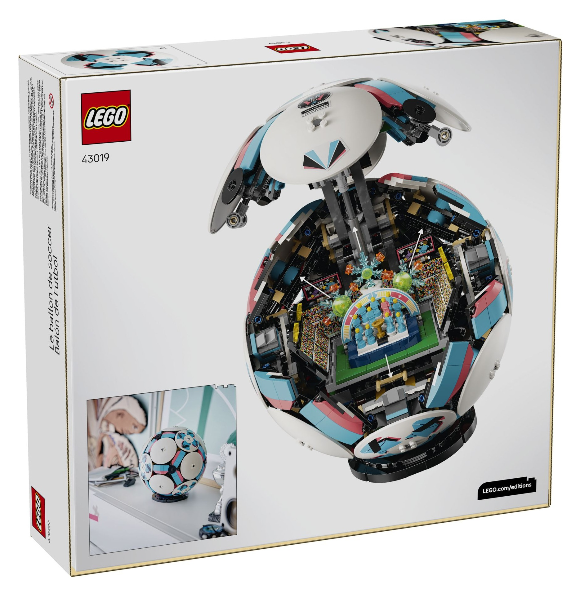 Opakowanie zestawu piłki nożnej Lego, z otwartą piłką pokazującą boisko.