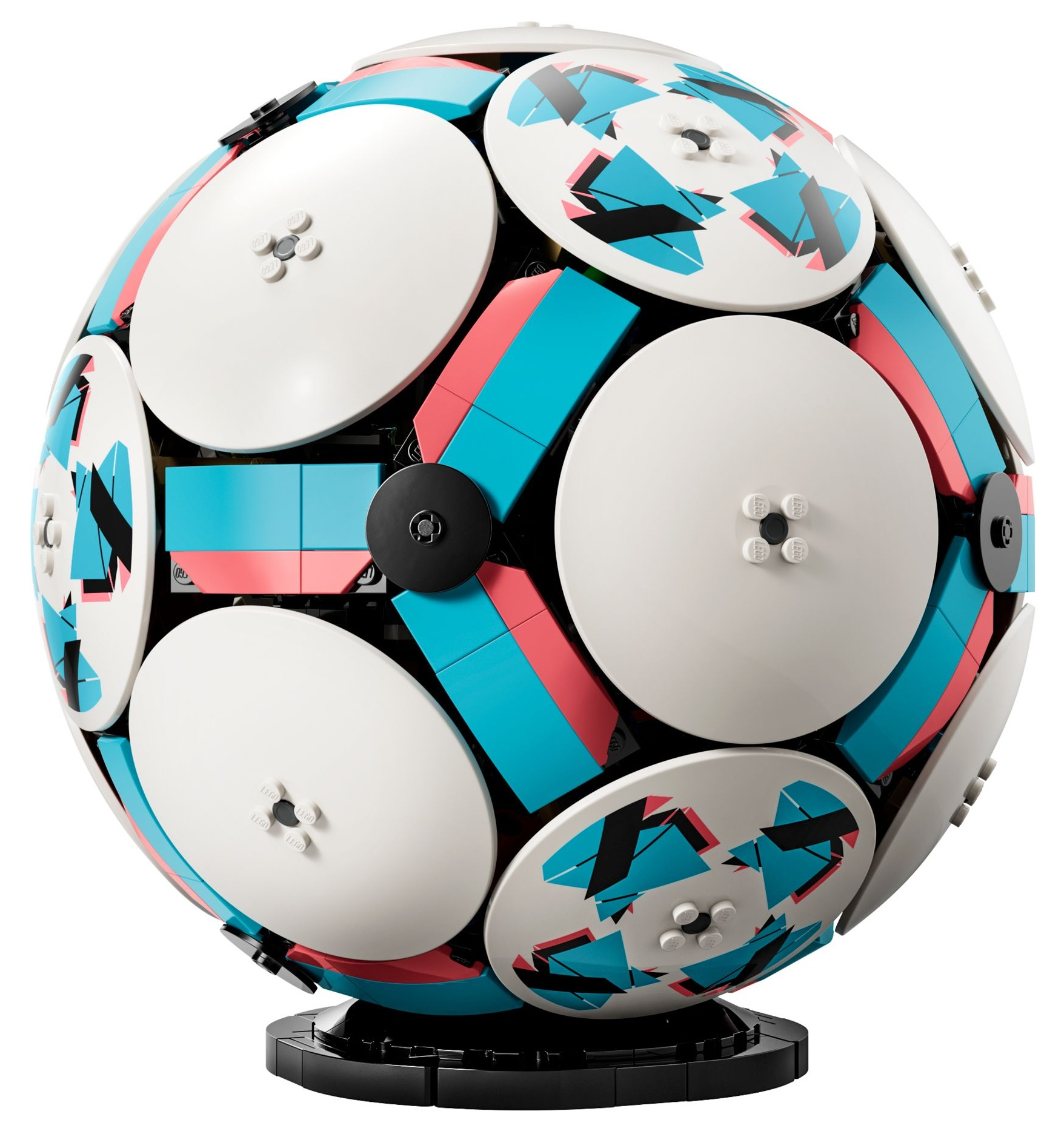 Piłka nożna Lego z białymi, turkusowymi i czerwonymi panelami na czarnym stojaku.