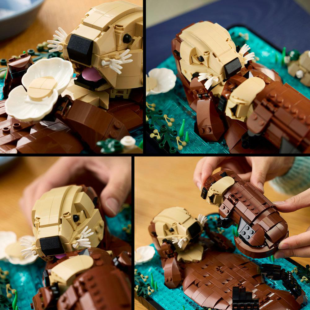 Ein Lego-Otter schwimmt im Wasser, mit weißen Muscheln und grünen Pflanzen.