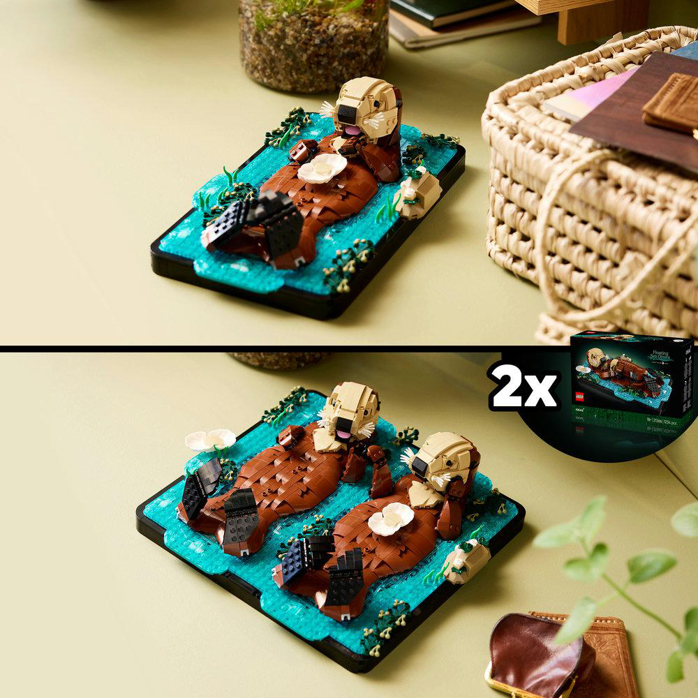 Zwei Lego Seeotter Modelle schwimmen auf blauem Wasser mit Pflanzen.