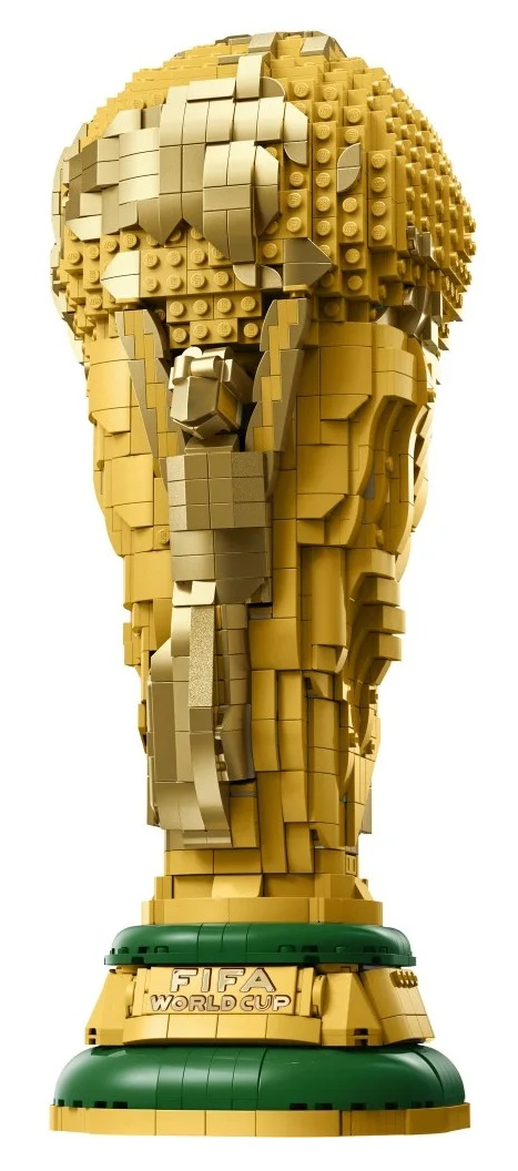 Złota replika pucharu świata FIFA z klocków Lego na zielonej podstawie.