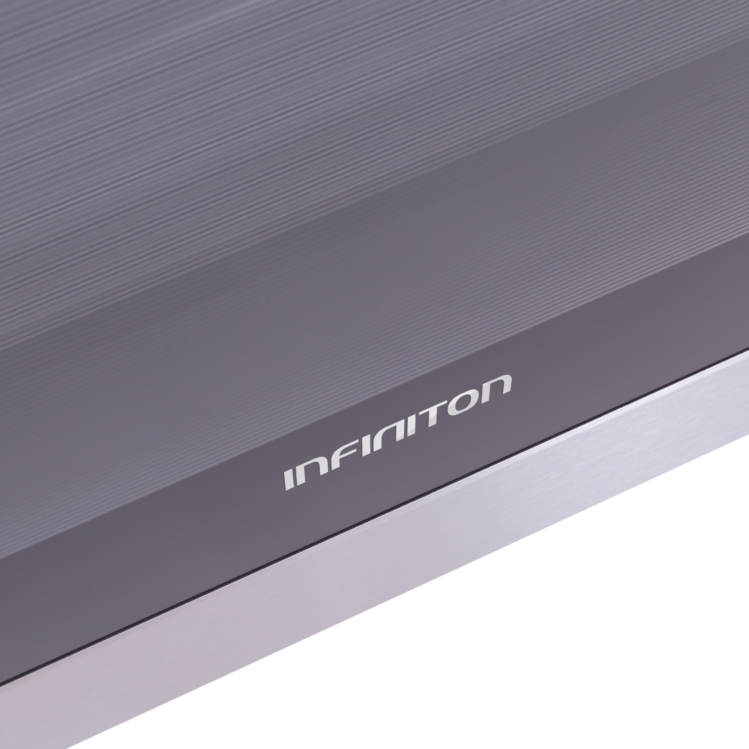 Primer plano de un dispositivo plateado con líneas horizontales y el logo INFINITON.