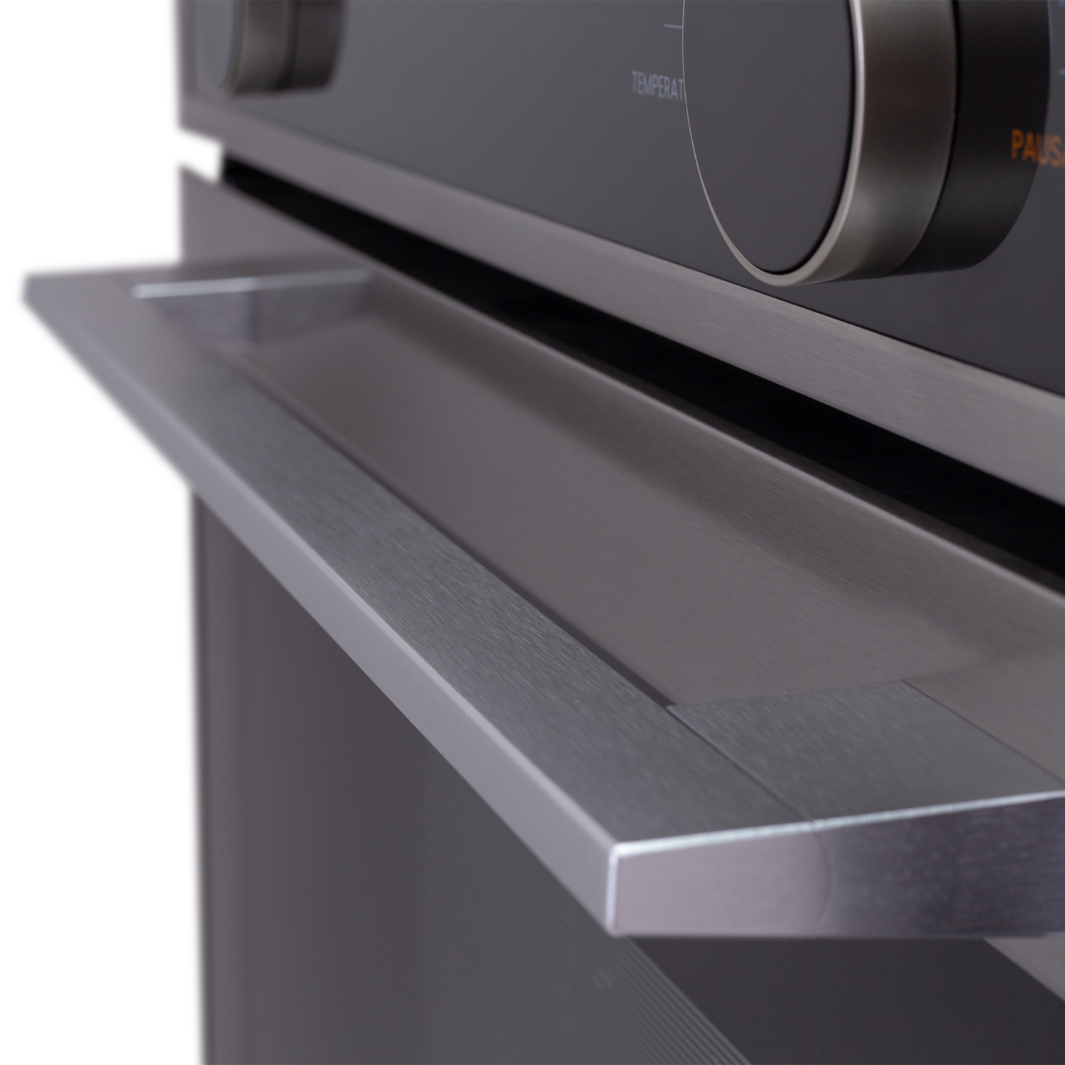 Primer plano de un asa de horno moderna de metal cepillado.