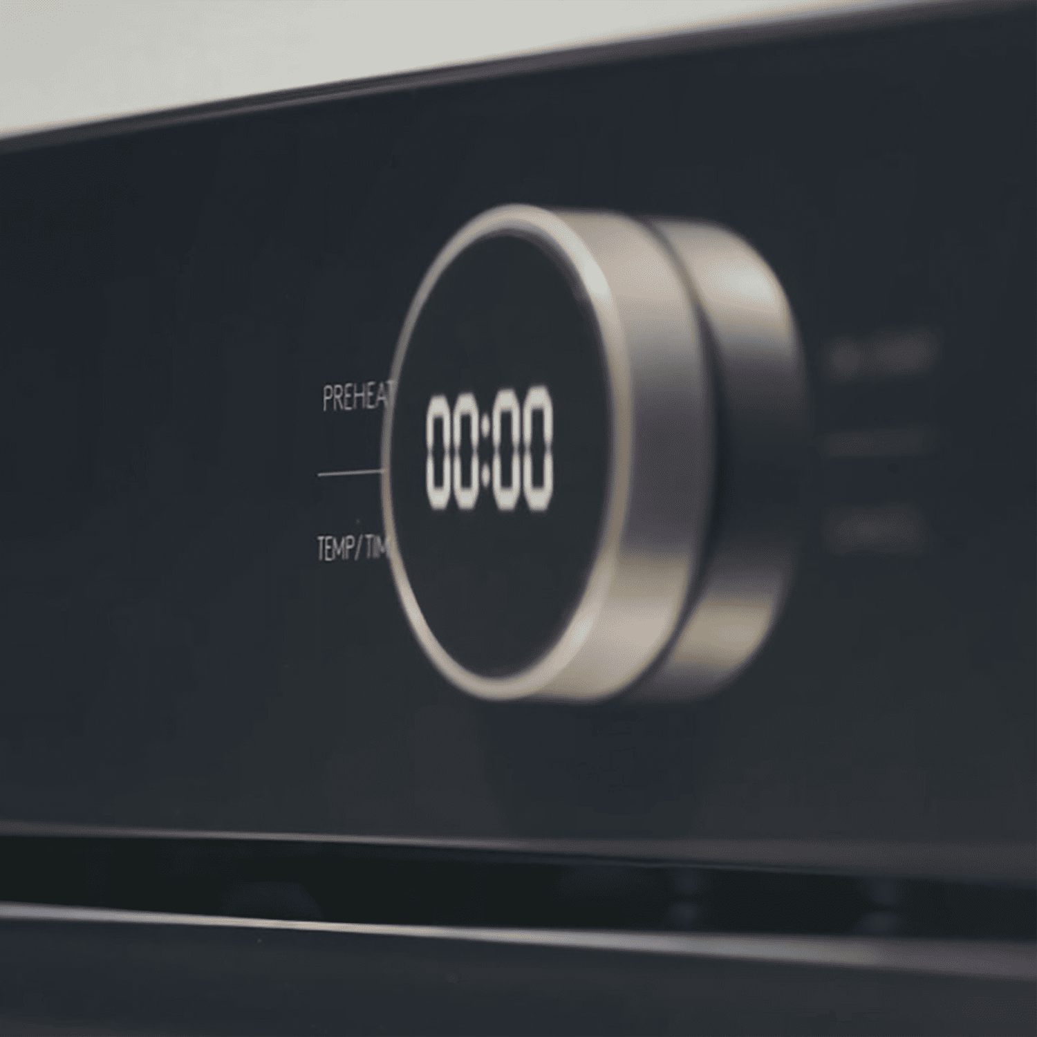 Primer plano de un temporizador digital de horno que muestra 00:00.