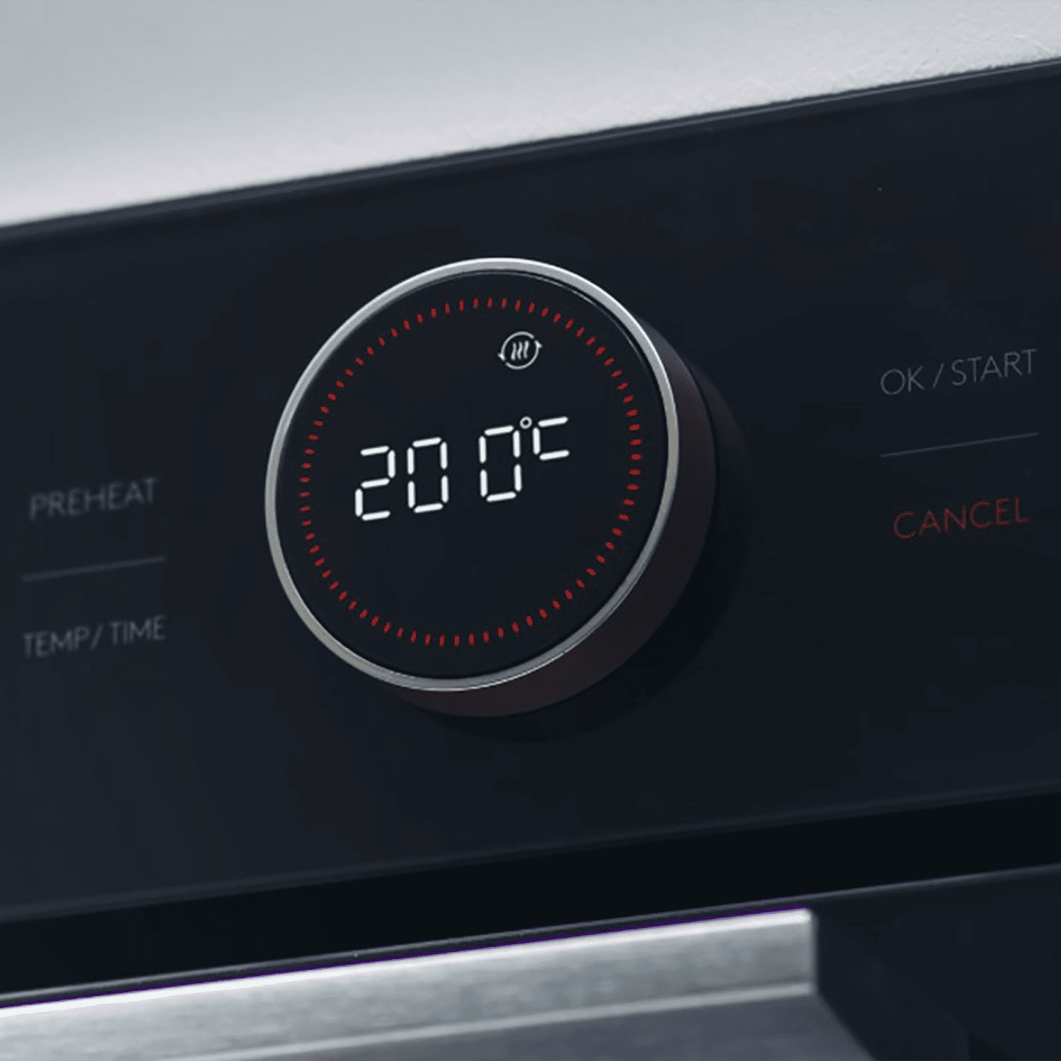 Una pantalla de horno muestra 200 grados Celsius, con opciones de precalentamiento y temp/hora.