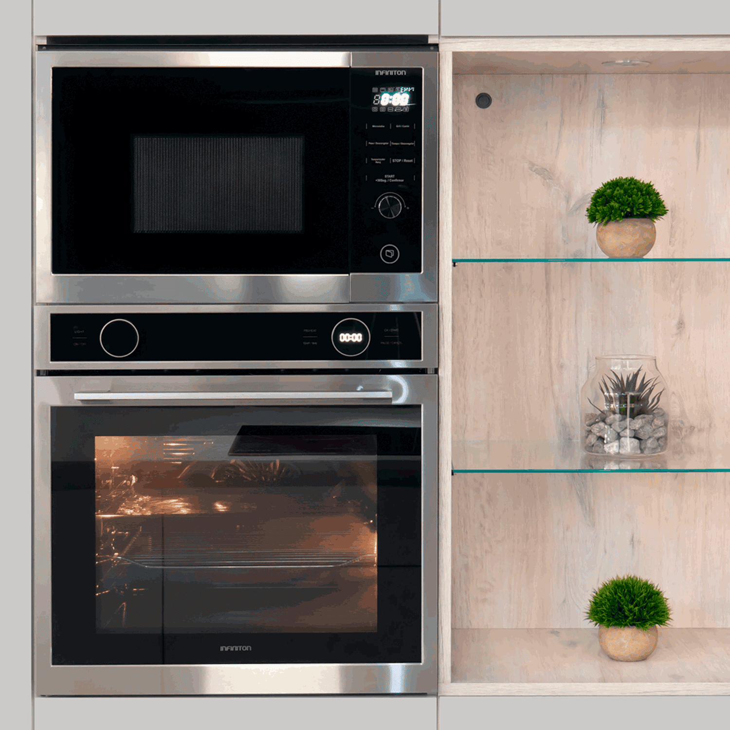 Unidad moderna de microondas y horno empotrados junto a una estantería con plantas.