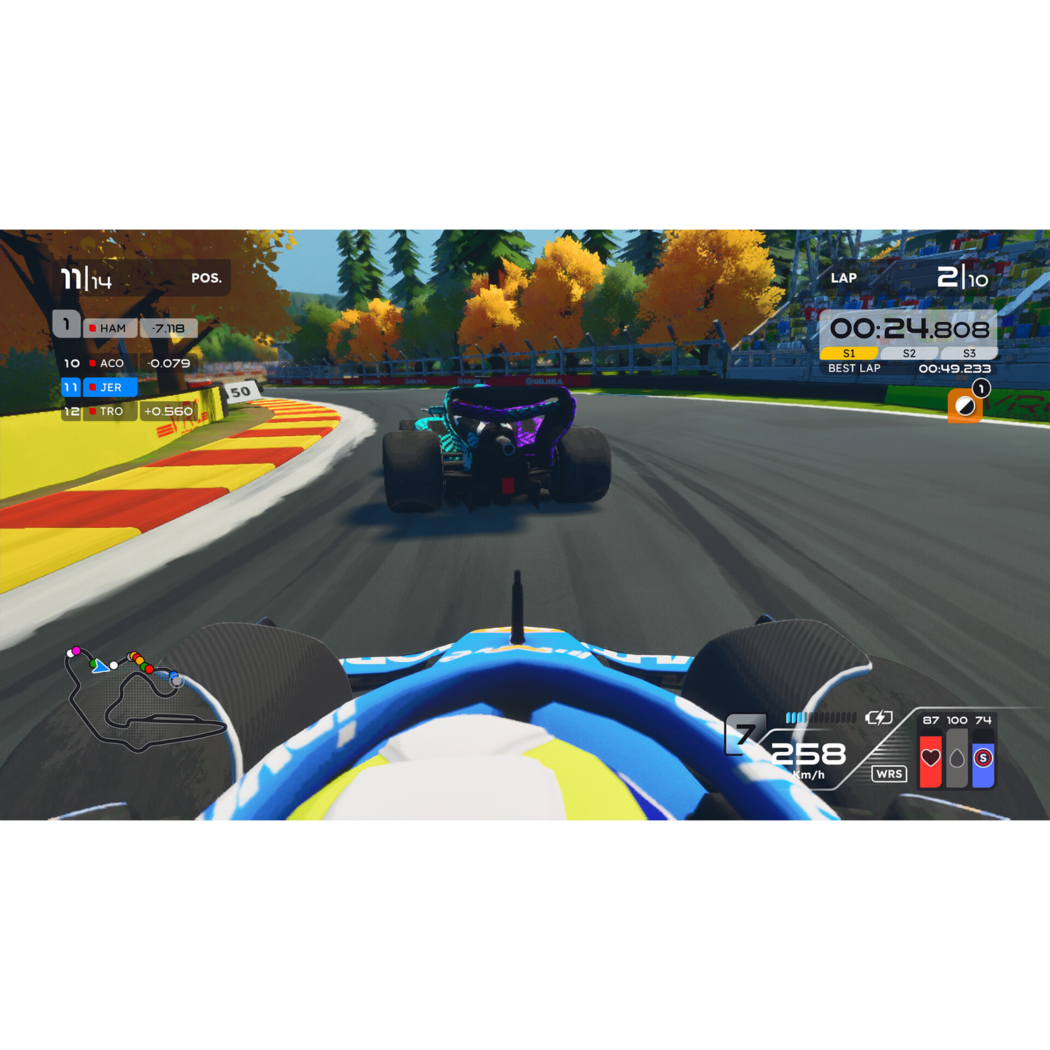 Raceauto op circuit met herfstbladeren en tribunes. Display toont snelheid en rondetijd.