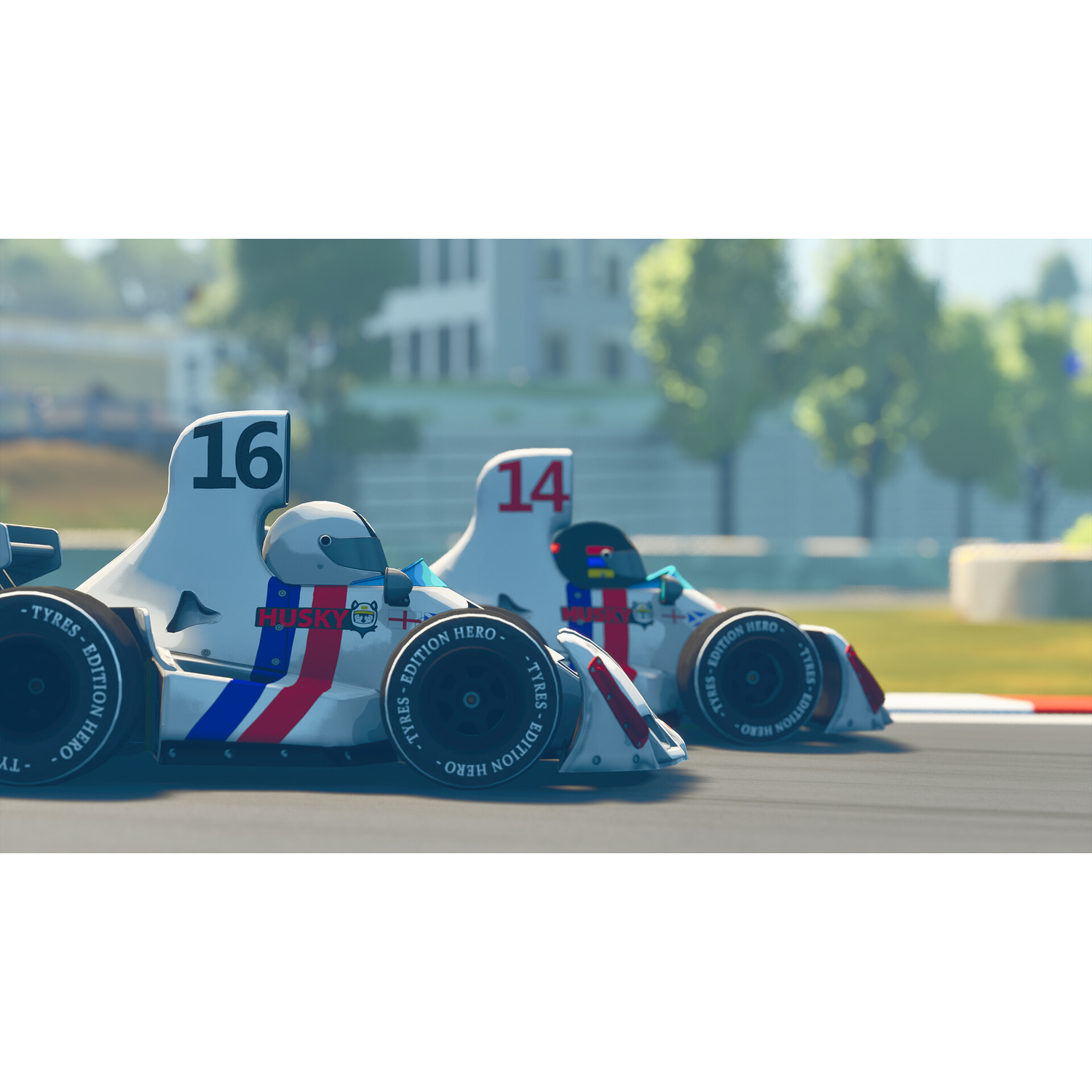 Twee witte raceauto's, genummerd 16 en 14, op een racecircuit.