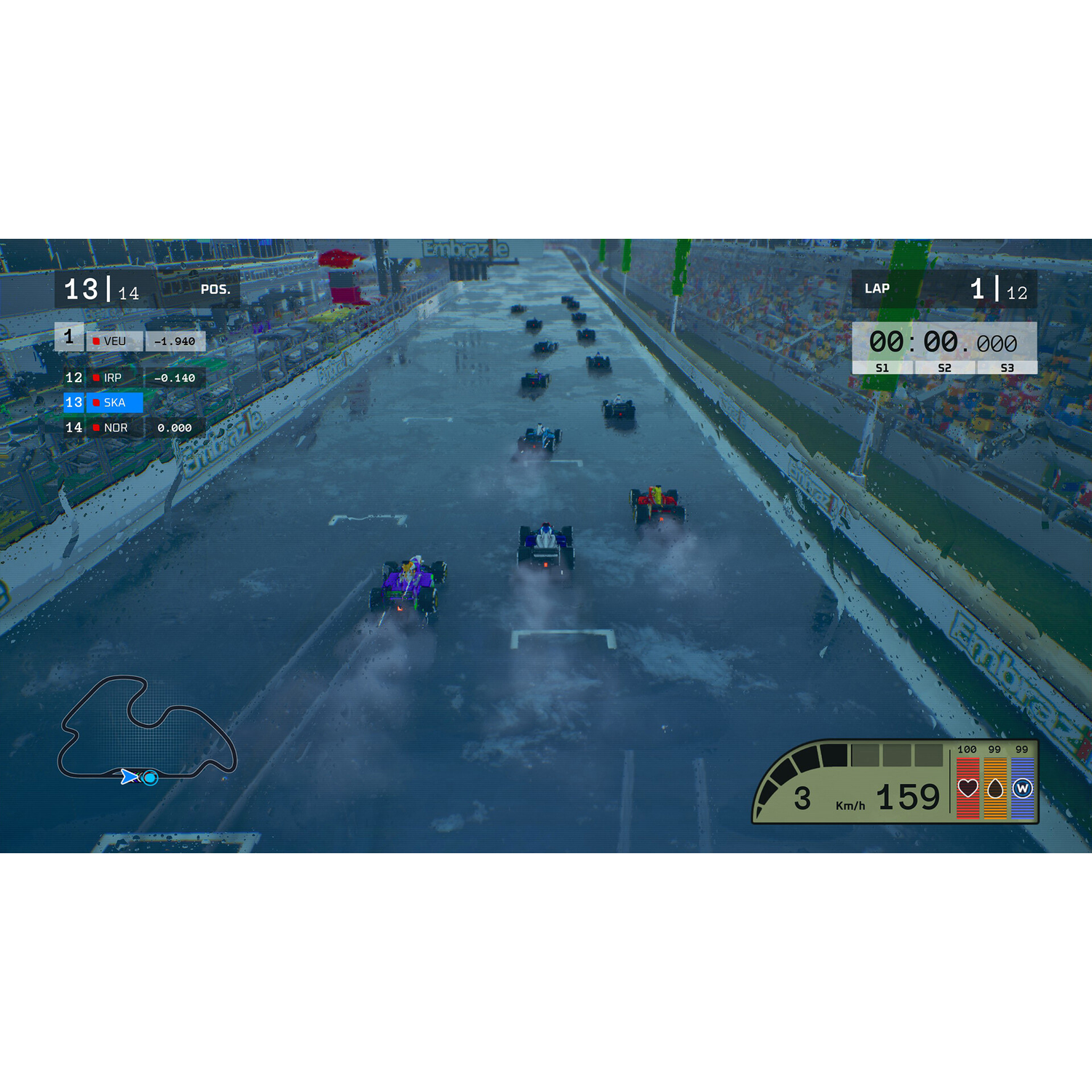 Racegame met auto's op natte baan, podiumdisplays en rondetimer.