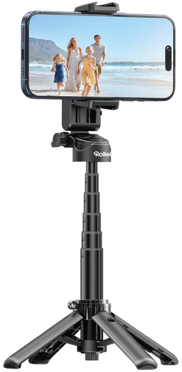 Uno smartphone su un treppiede Rollei con una famiglia in spiaggia visualizzata.