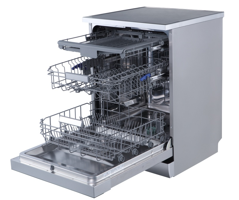 Egy nyitott, ezüst mosogatógép három kihúzható kosárral és ezüst házzal.