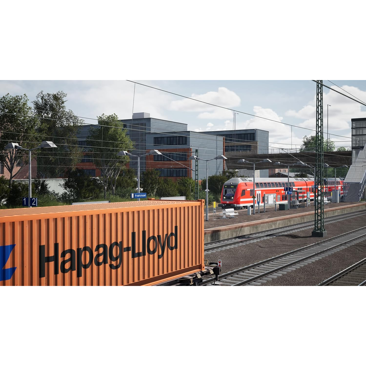 Een oranje Hapag-Lloyd container naast een rode trein op een station.