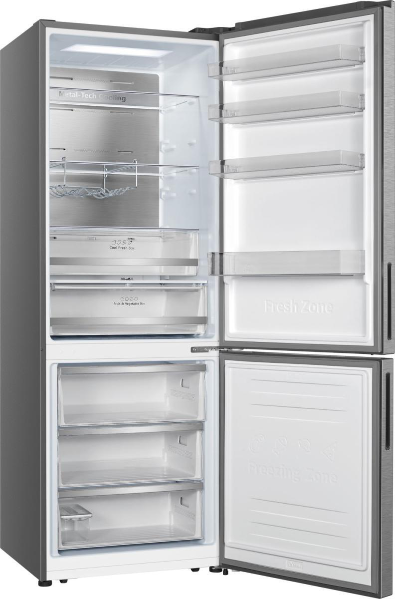 Ein offener Kühlschrank mit mehreren Fächern und Schubladen.