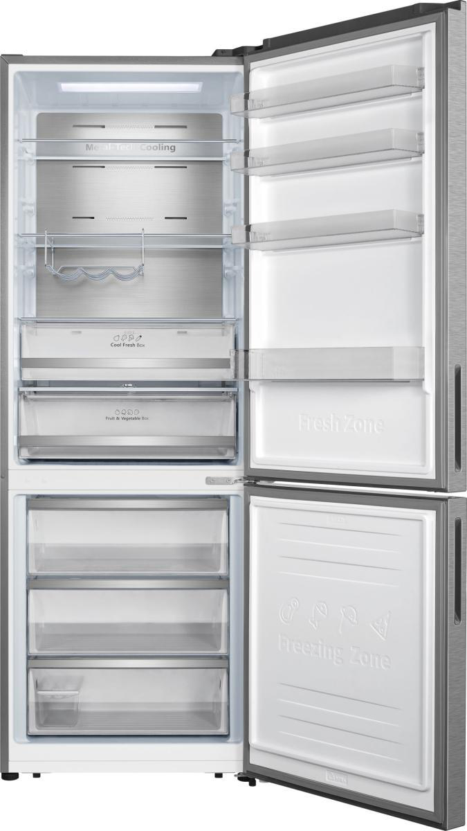 Ein offener Kühlschrank mit mehreren Fächern, Schubladen und Regalen.