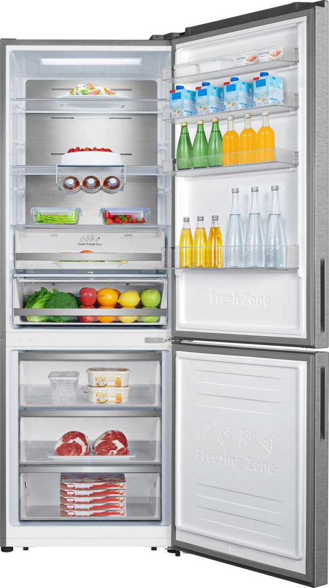 Offener Kühlschrank mit Lebensmitteln: Salat, Kuchen, Getränke, Obst, Gemüse, Fleisch, Tiefkühlkost.