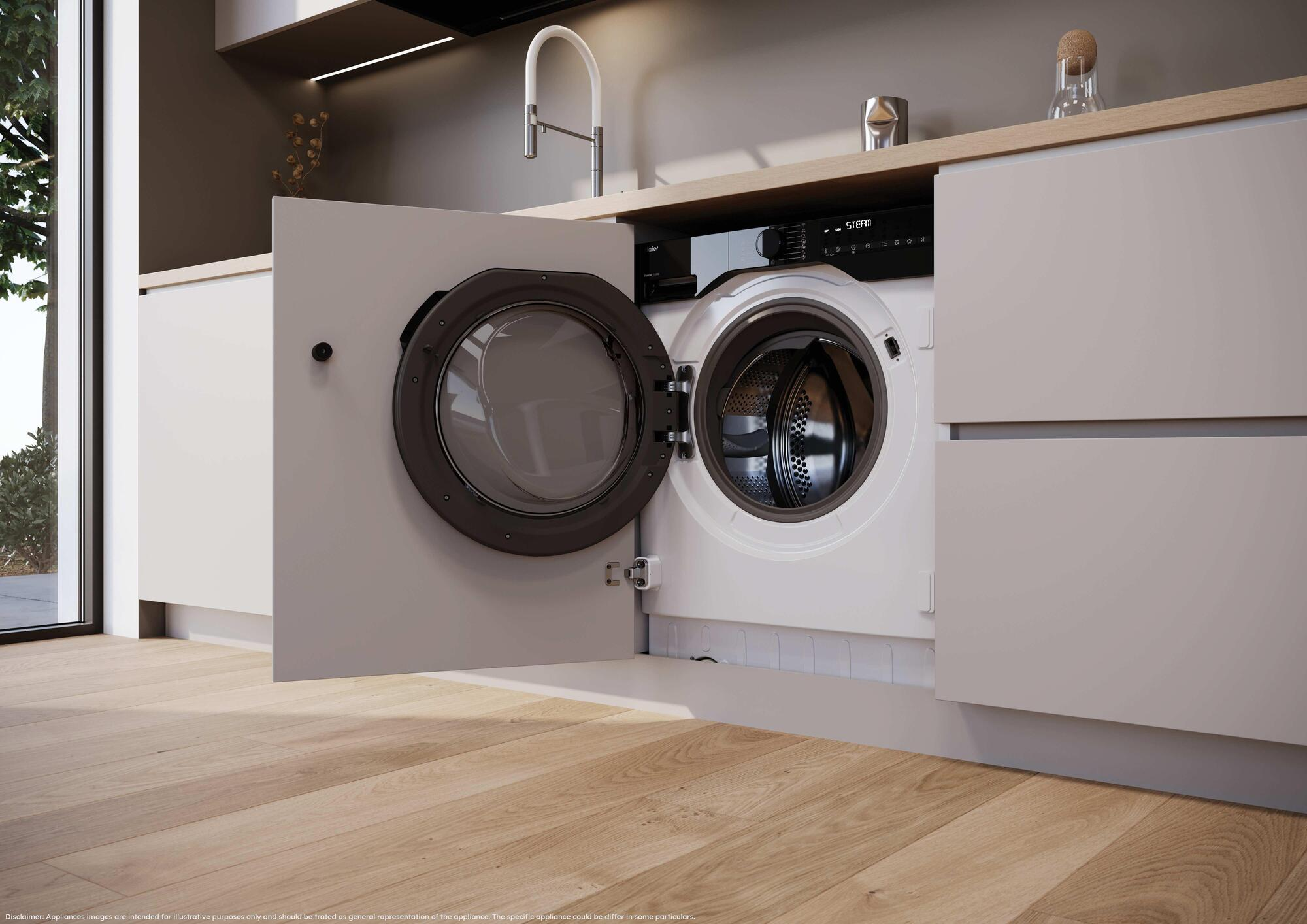 Una lavadora con la puerta abierta, situada en una cocina moderna.