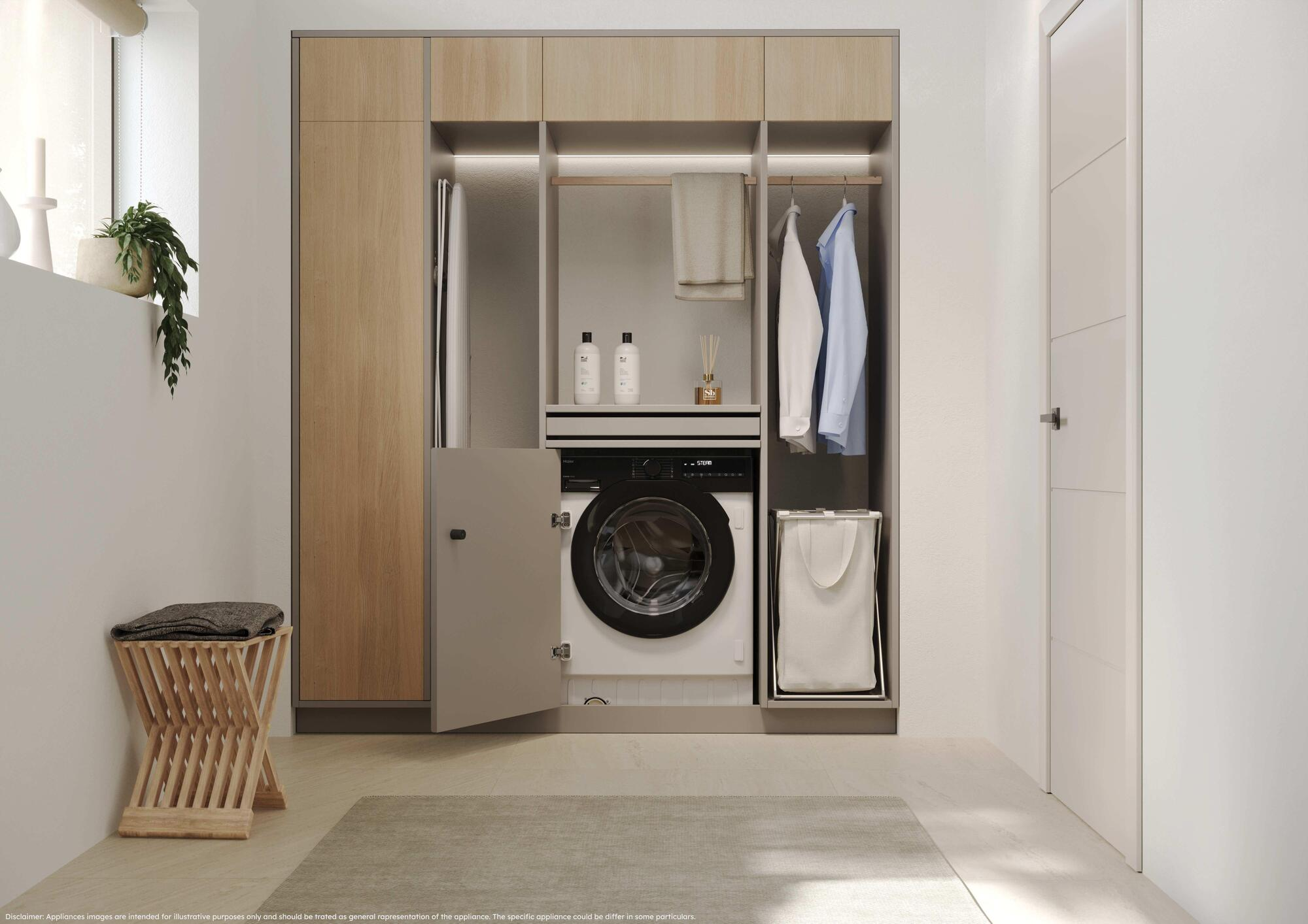 Un cuarto de lavandería con lavadora, cesto de ropa y ropa colgada.