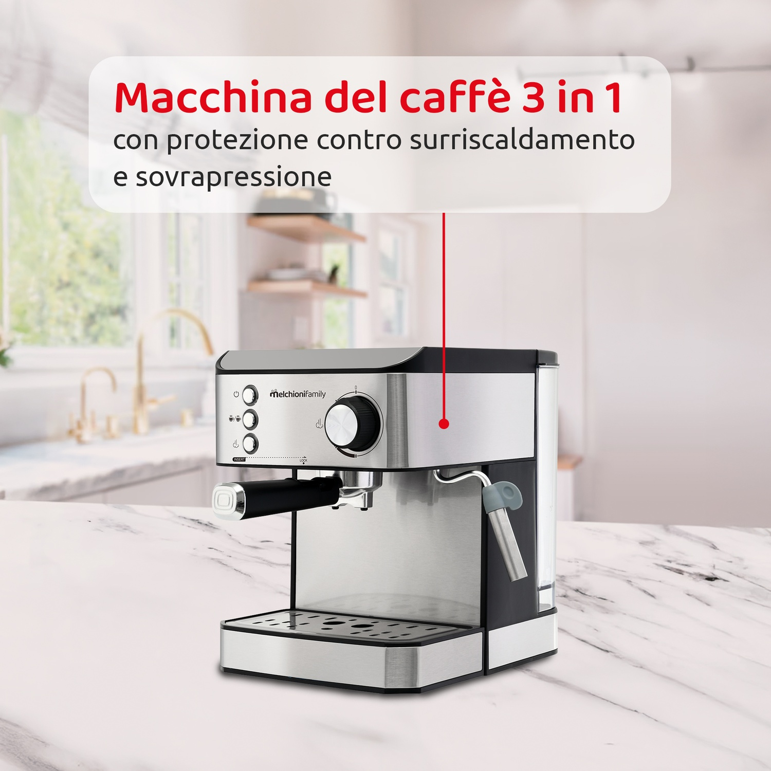 Una macchina da caffè argentata con dettagli neri su un piano di lavoro in marmo.