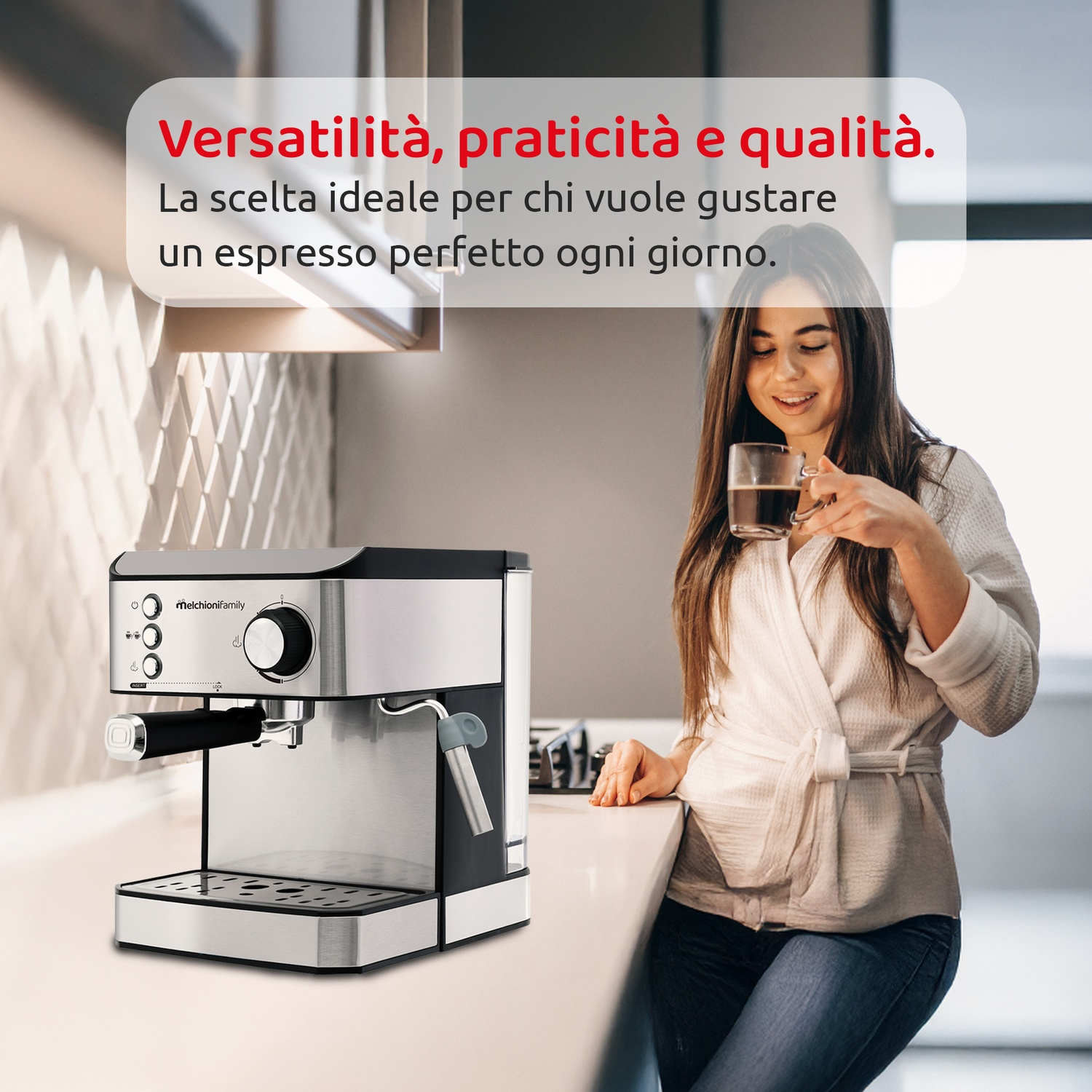 Una donna beve un caffè accanto a una macchina per espresso in cucina.