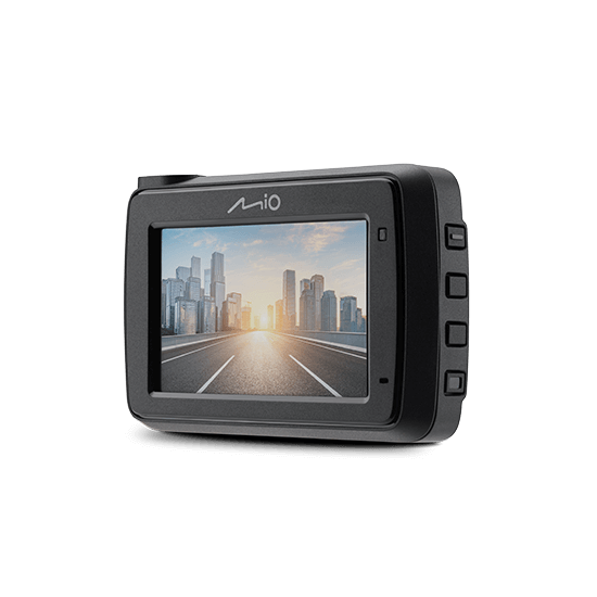 Fekete dashcam képernyő, amely egy város látkép felé vezető utat mutat.