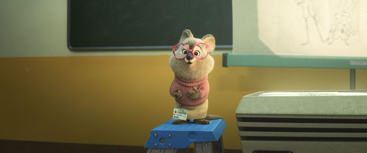 Ein Quokka mit Brille und Pullover steht auf einem blauen Hocker.