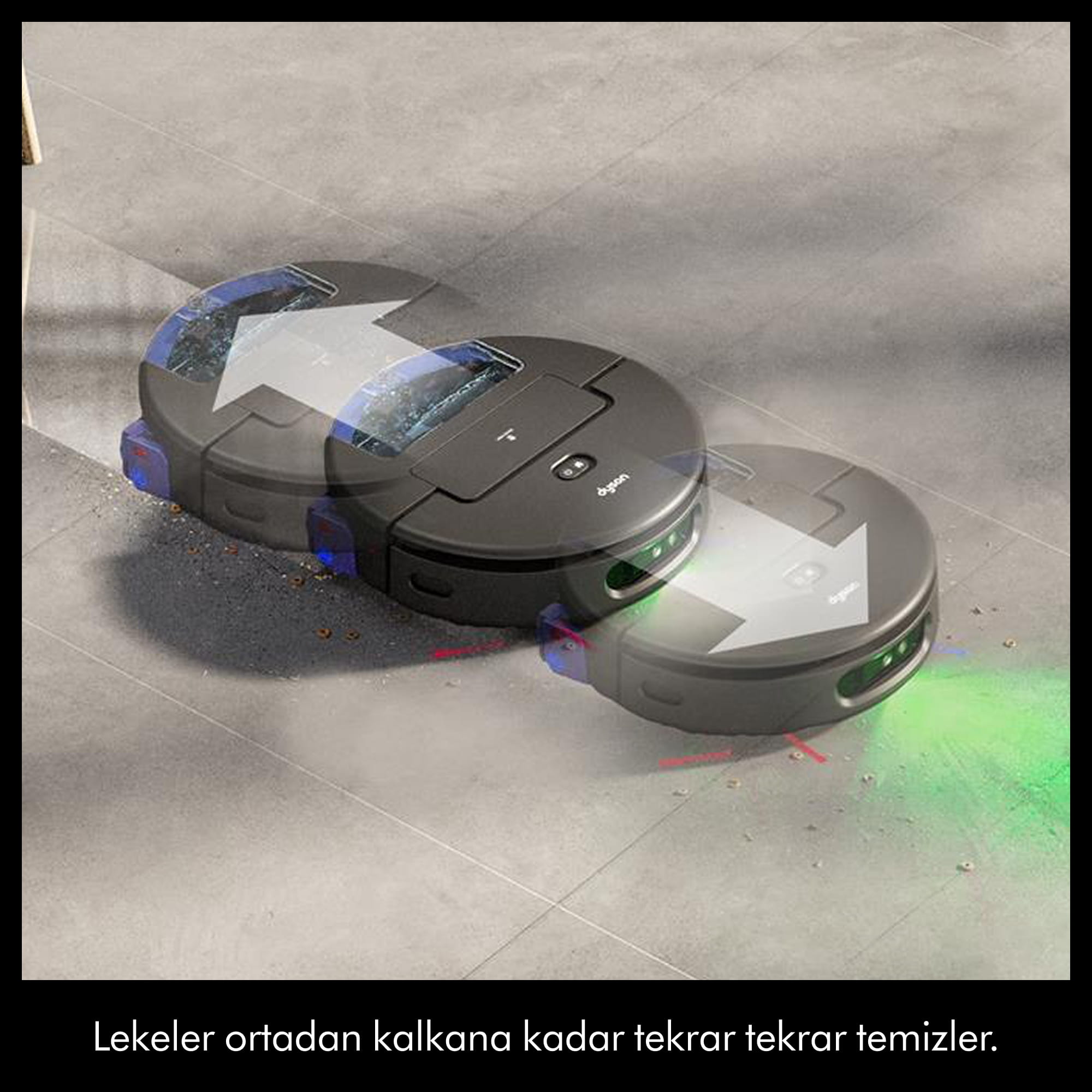 İki robot süpürge yeri temizliyor, biri pisliği topluyor.