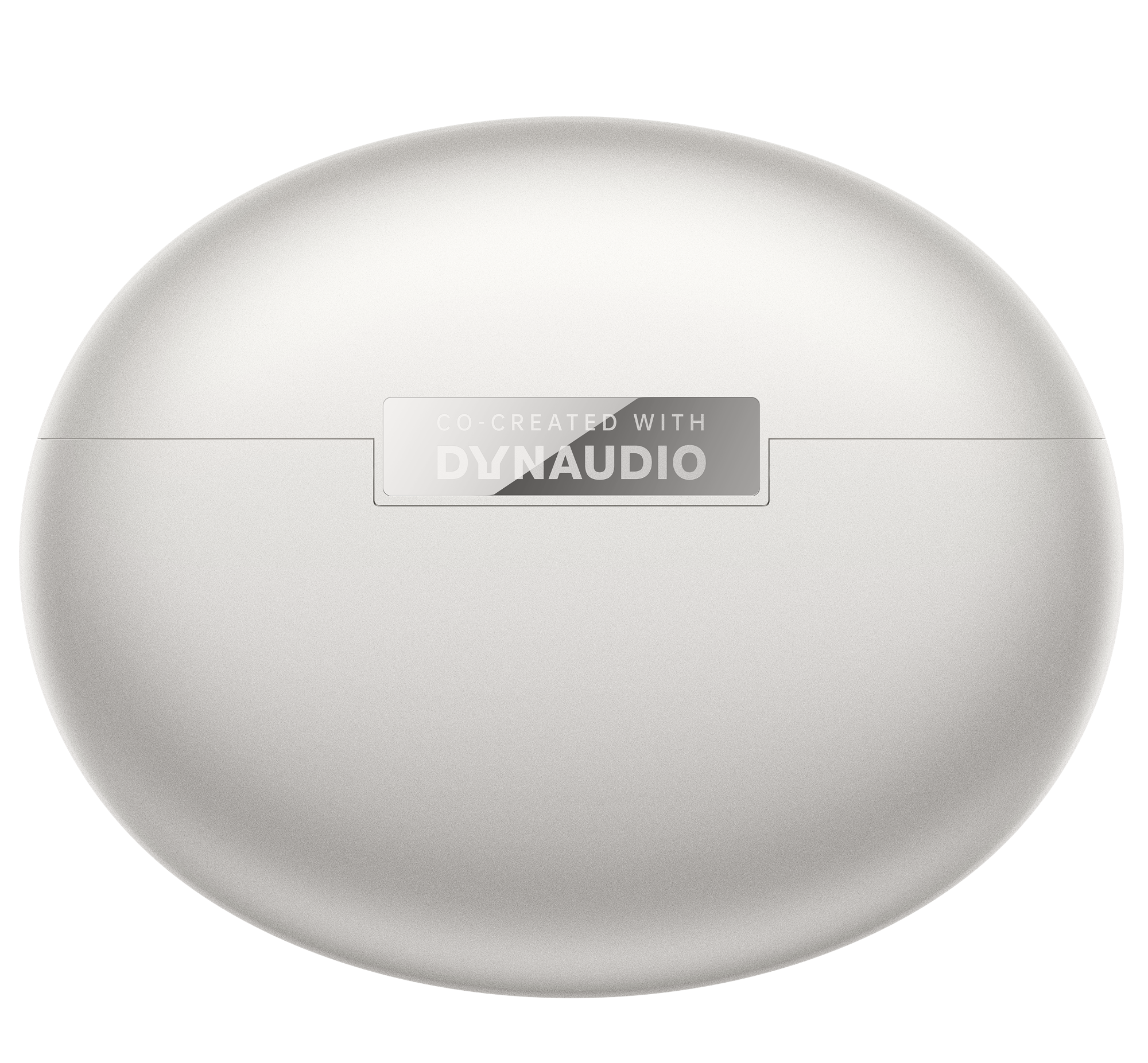 Białe etui ładujące z logo Dynaudio. Tło czarno-białe.