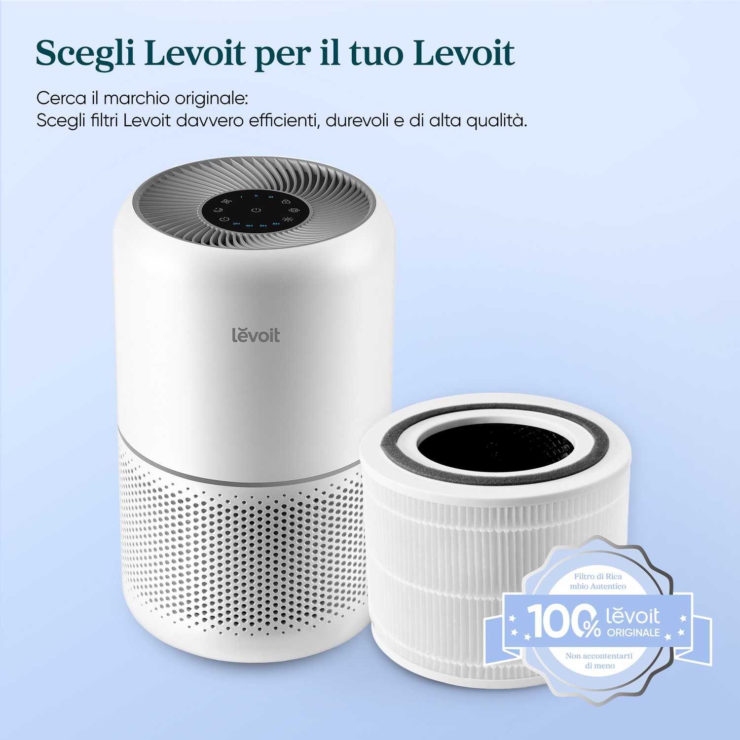 Un purificatore d'aria Levoit bianco accanto a un filtro di ricambio. Sfondo blu.