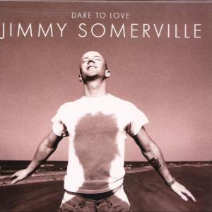 Jimmy Somerville mit geschlossenen Augen, Armen ausgebreitet, T-Shirt mit Fleck.
