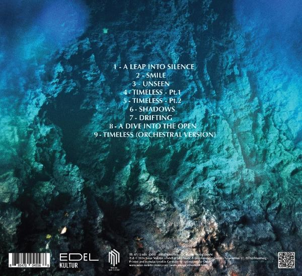 Rückseite eines Albums mit Songliste auf blauem Hintergrund.