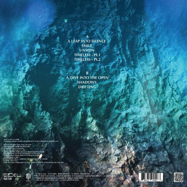 Rückseite eines Albums mit Songtiteln auf blauem Unterwasserhintergrund.