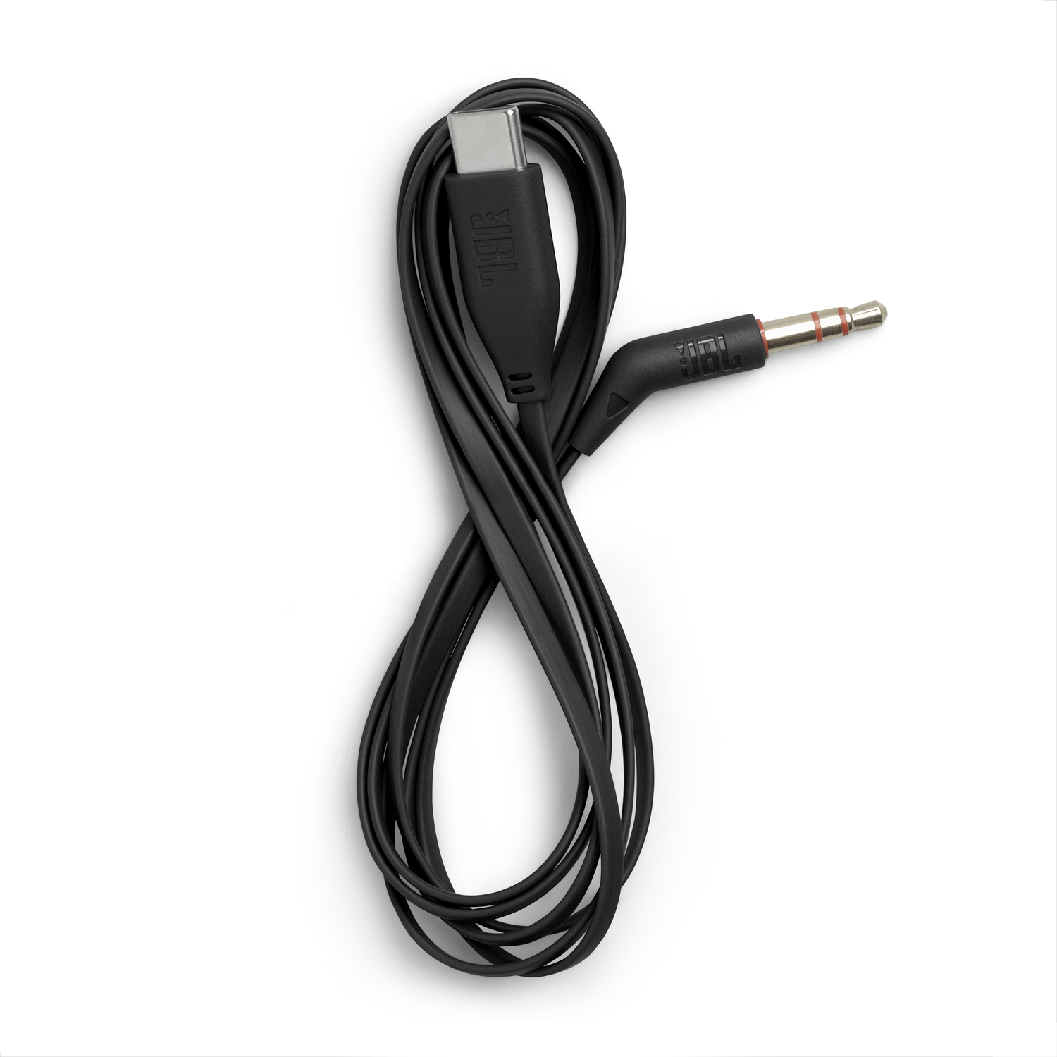 Zwarte JBL USB-C naar 3,5 mm audiokabel, opgerold op witte achtergrond.