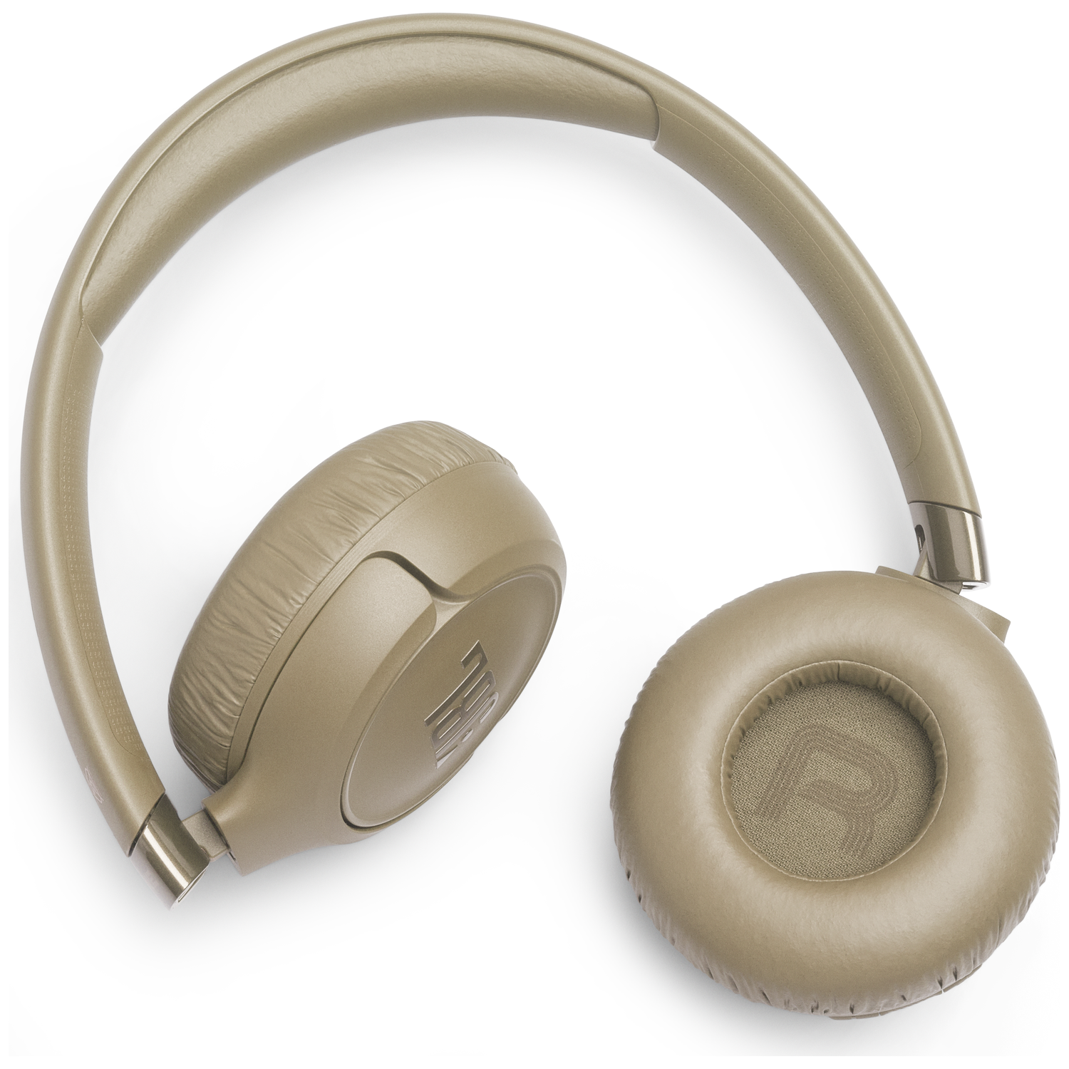Een beige koptelefoon met oorkussens en hoofdband, op witte achtergrond.