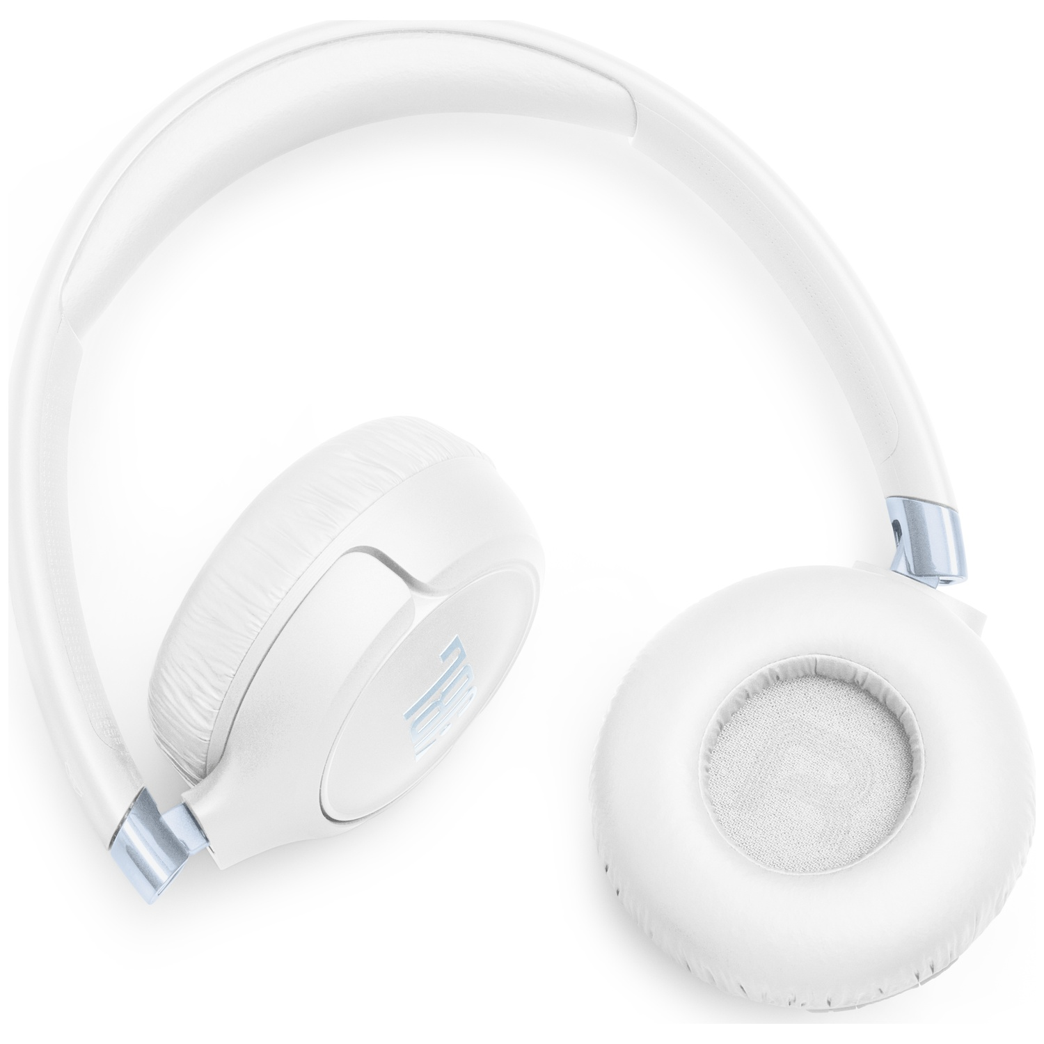 Casque blanc avec accent bleu, posé sur fond blanc.