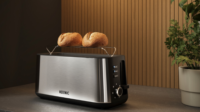 Ein silberner Toaster mit zwei Brötchen auf einem Rost, vor einem Holzhintergrund.