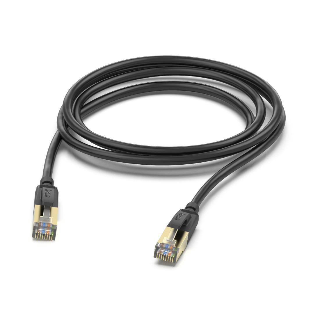 Ein schwarzes Netzwerkkabel mit goldenen Steckern auf weißem Hintergrund.