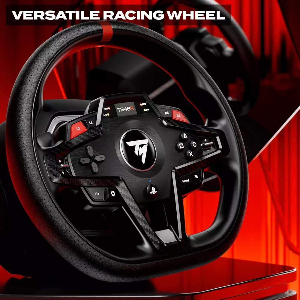 Volant de course noir avec accents rouges et écran numérique, sur fond rouge.