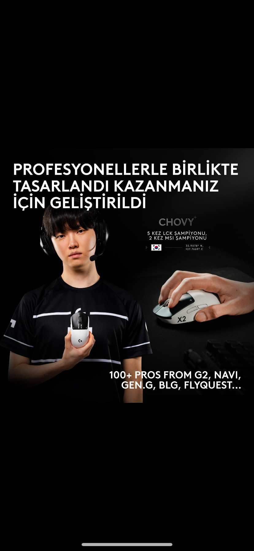 Kulaklıklı bir adam beyaz fare tutuyor. Bir el başka bir fare kullanıyor.