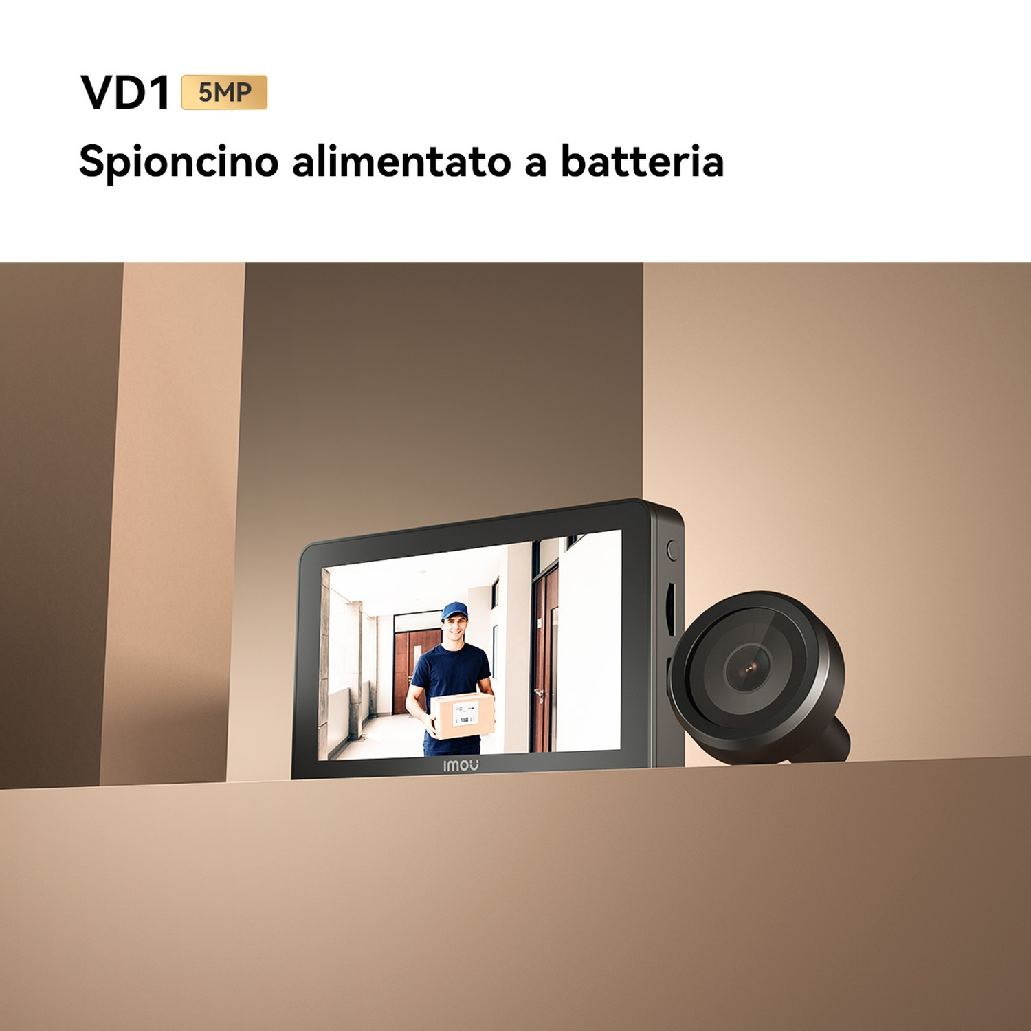 Un uomo consegna un pacco mostrato su uno schermo accanto a una telecamera.