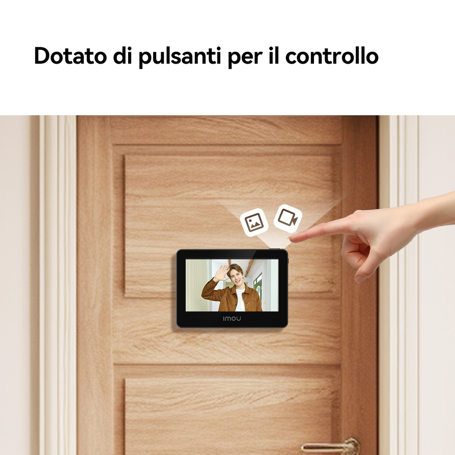 Un dito tocca un modulo videocitofono su una porta di legno, mostrando un video di una persona.
