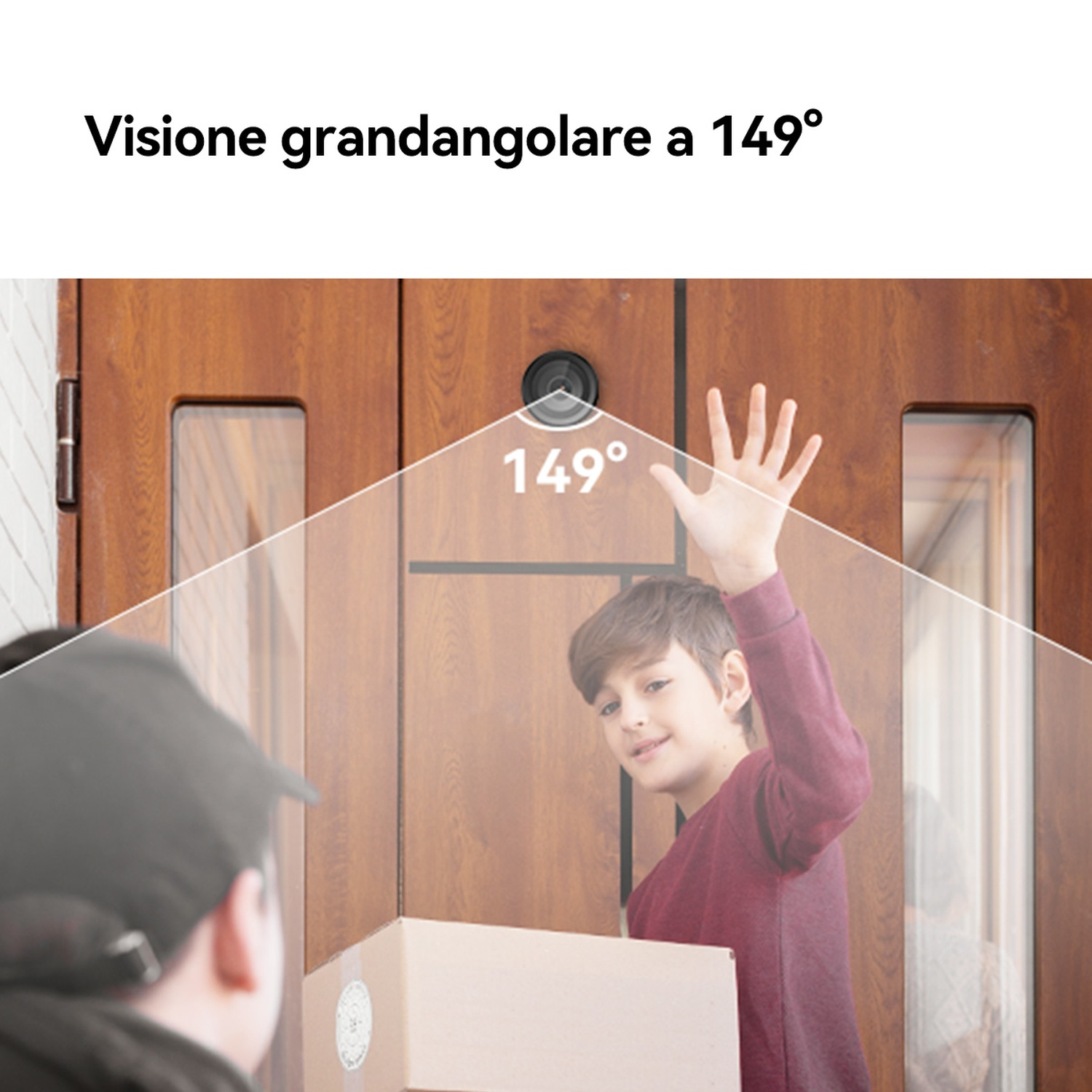 Un ragazzo saluta davanti a una porta mentre un corriere tiene un pacco.