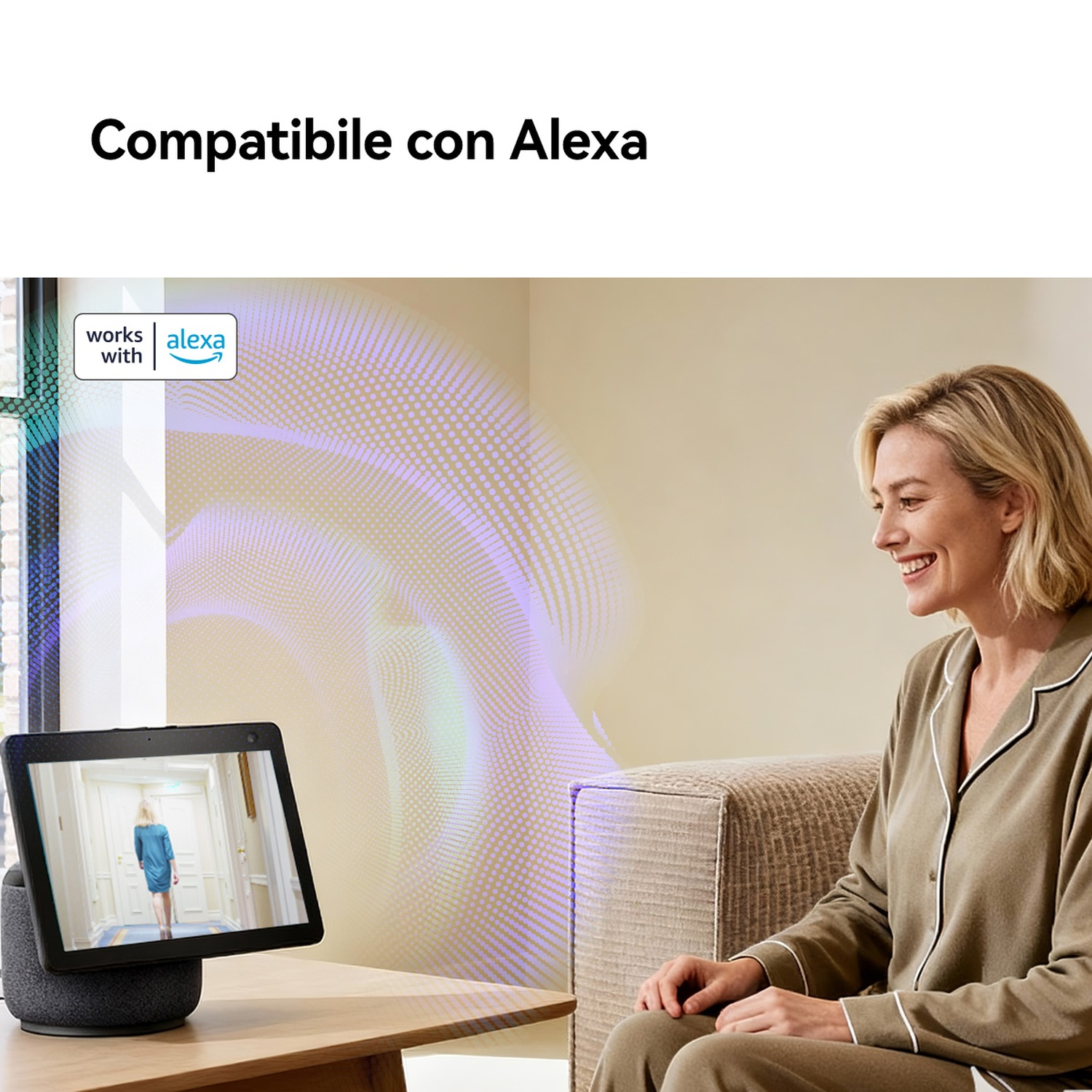 Una donna in pigiama è seduta accanto a un Echo Show che mostra un video.