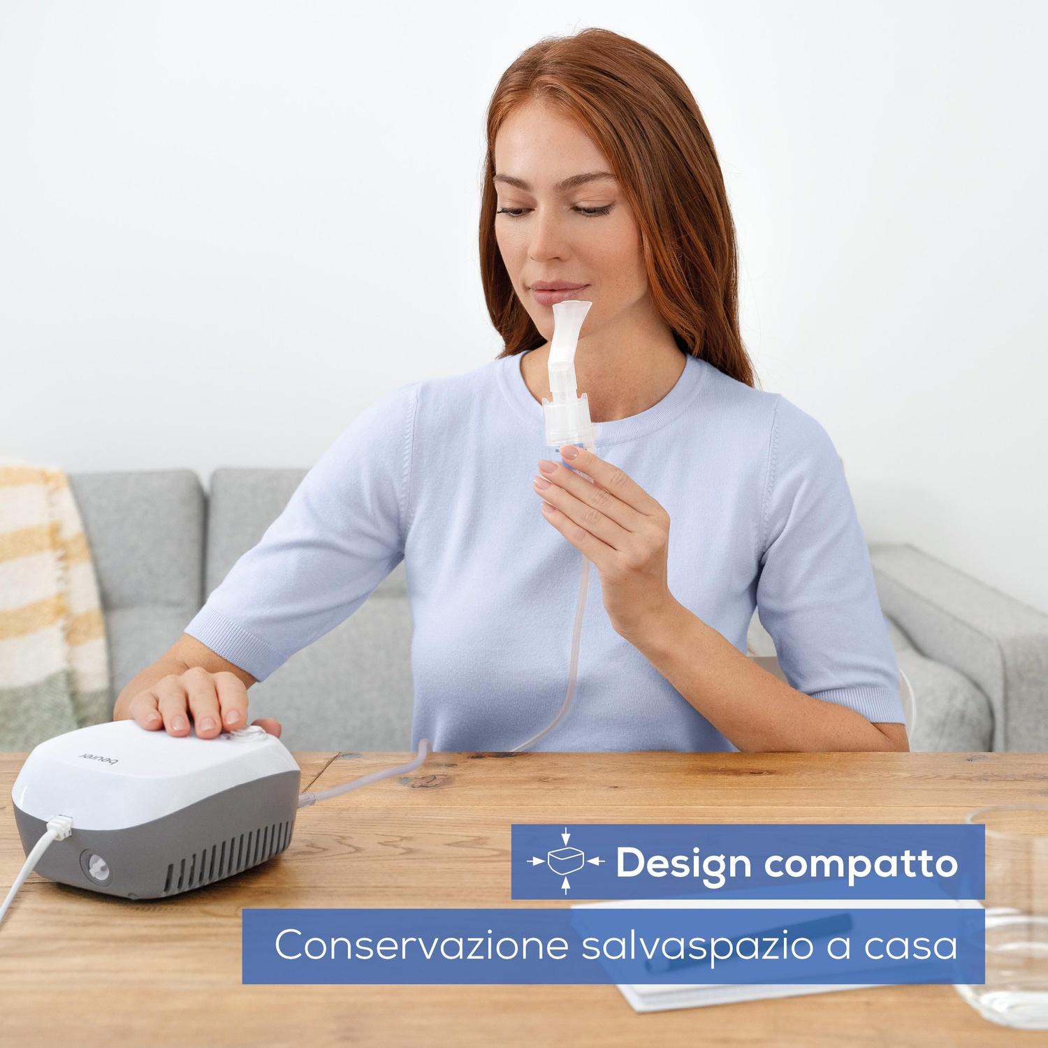 Donna usa un nebulizzatore a casa. Design compatto.