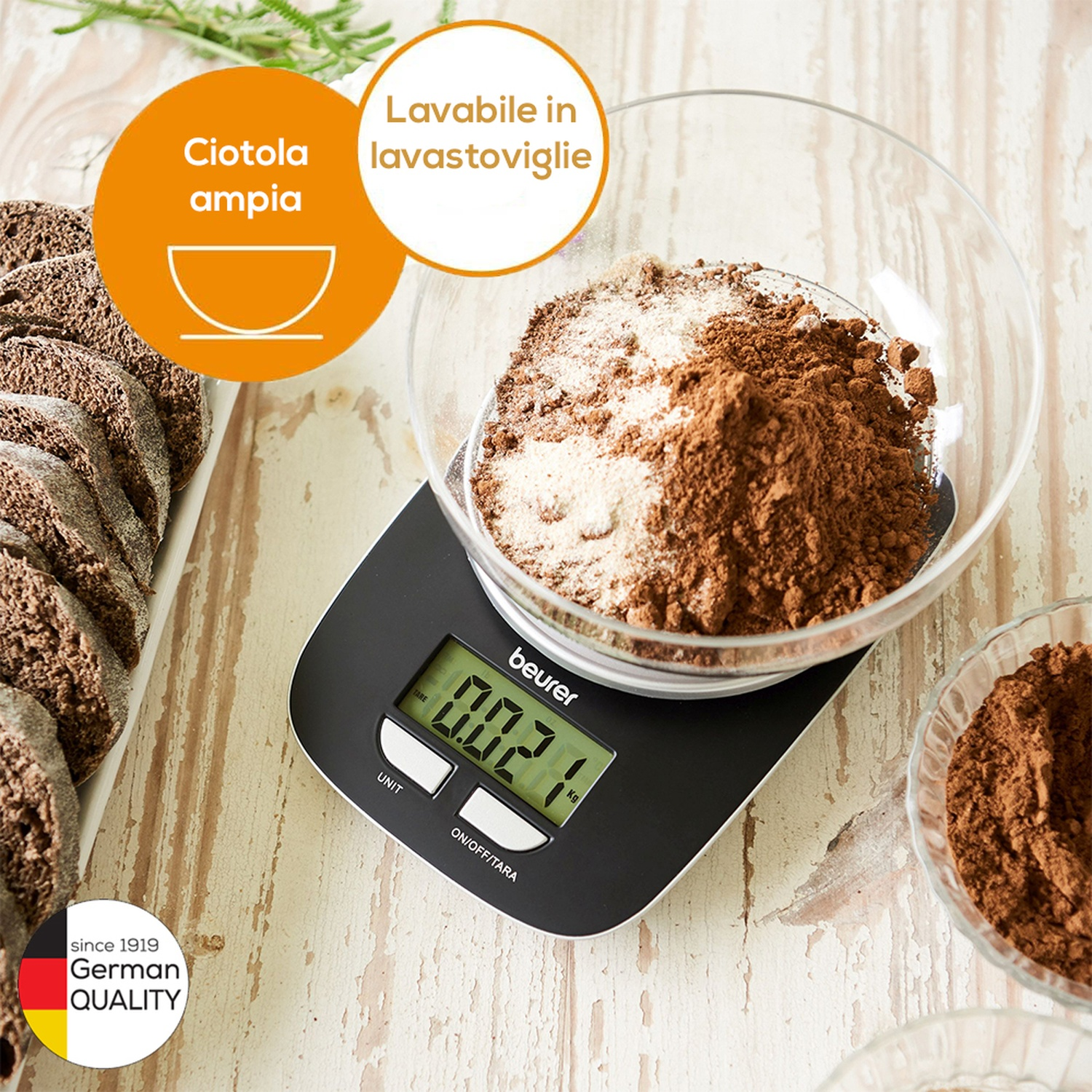 Una bilancia da cucina con una ciotola di ingredienti accanto al pane affettato.