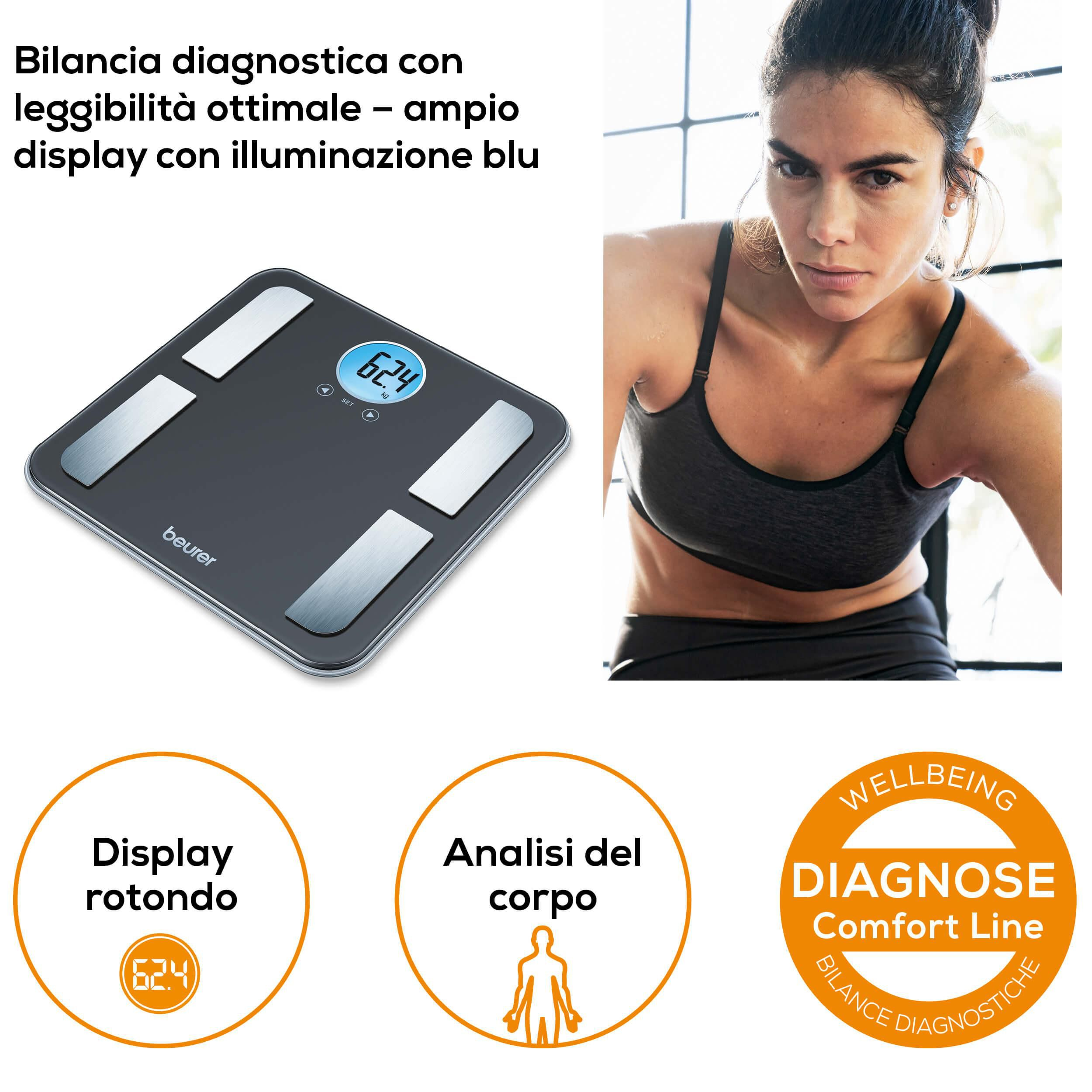 Bilancia digitale scura con display blu e una donna sullo sfondo.