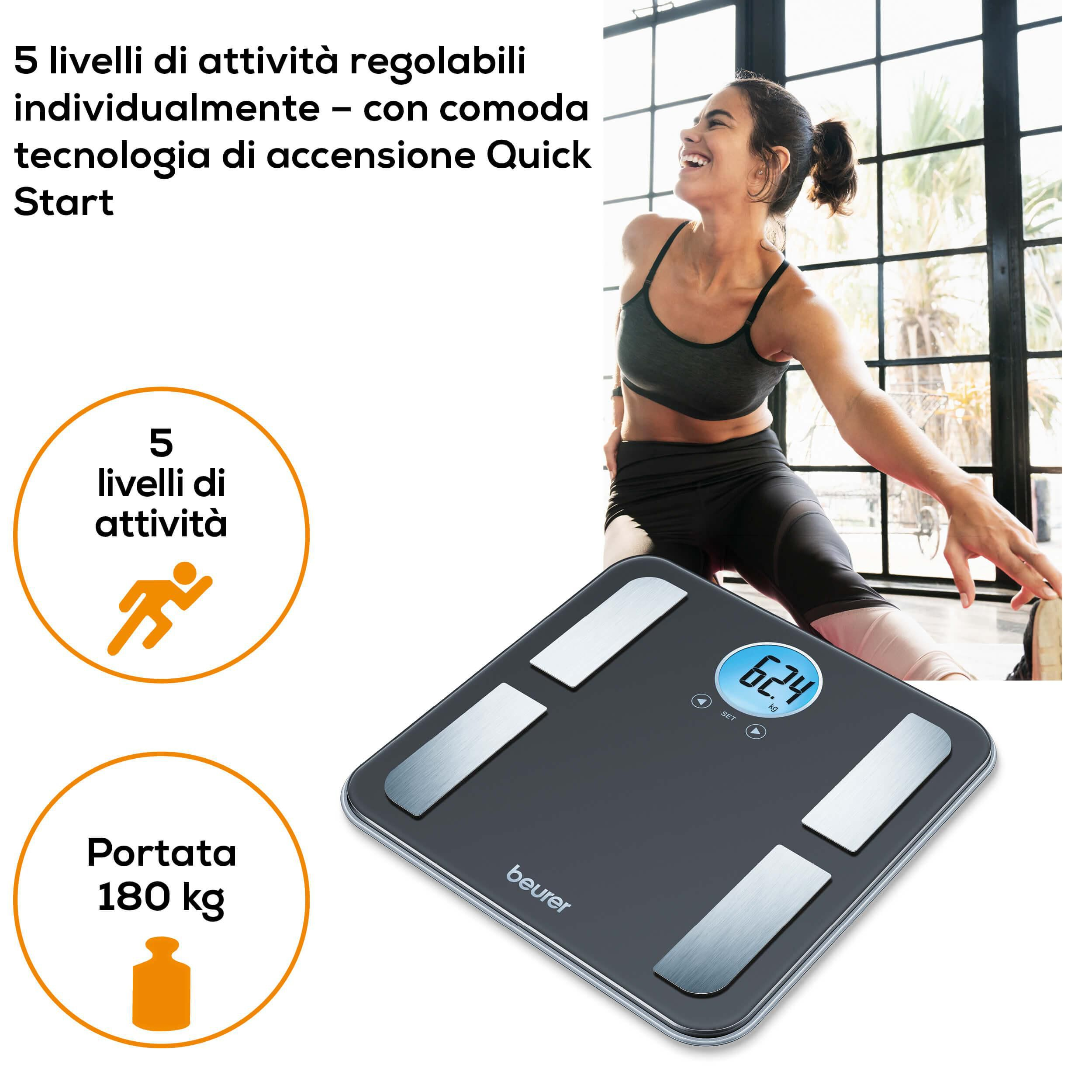 Una donna si allunga accanto a una bilancia digitale. La bilancia mostra 62,4 kg.