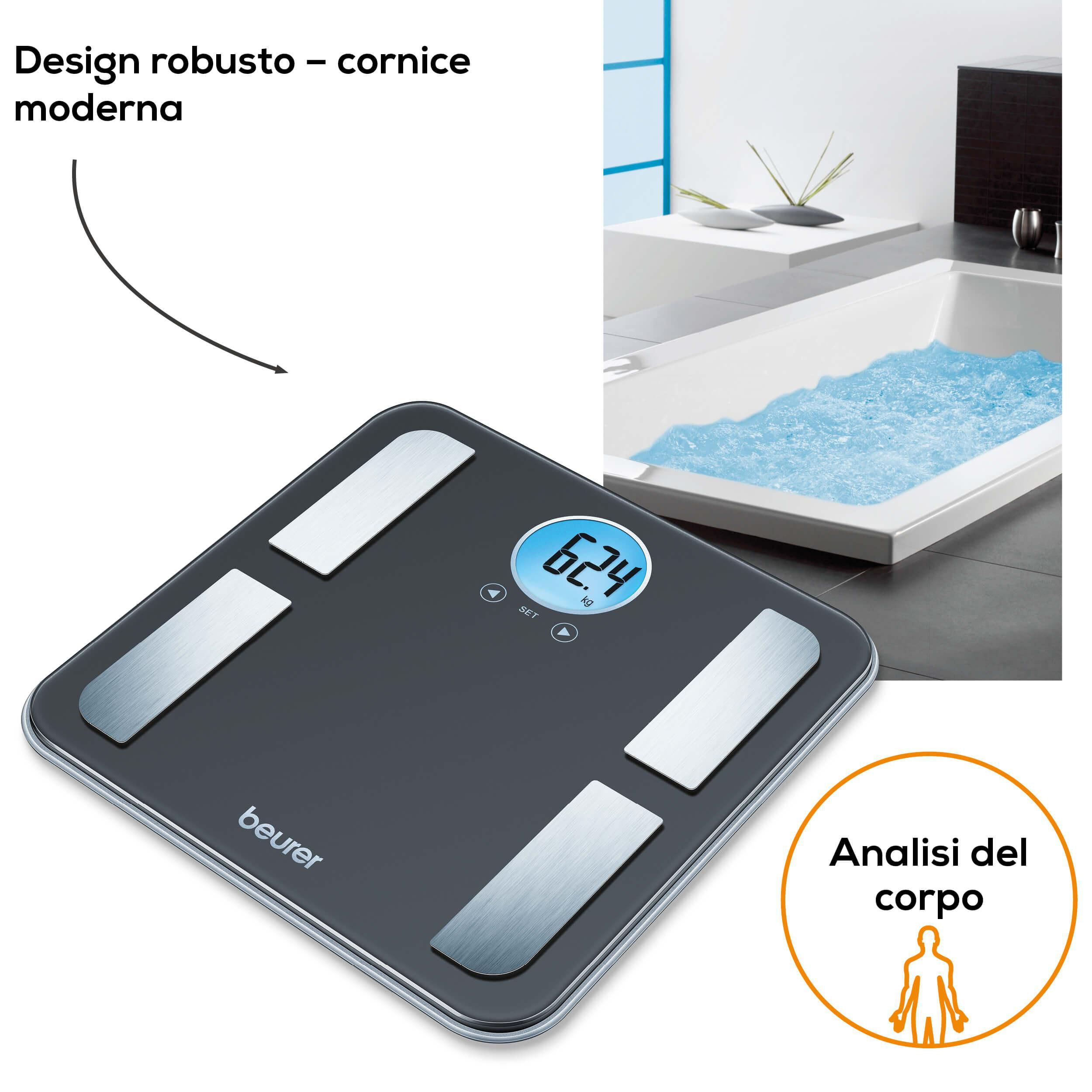 Una bilancia digitale scura mostra 62,4 kg. Sullo sfondo, una vasca da bagno con acqua blu.